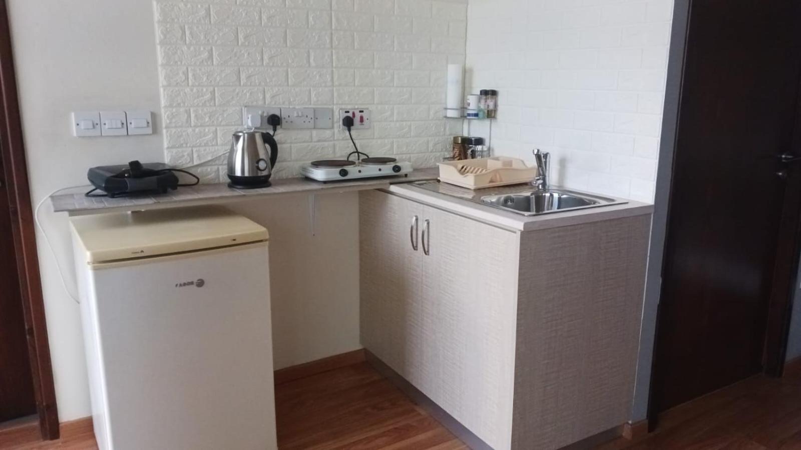 Extremely Comfy With Spacious Private Terrace 10min Walk To The & In Town Lárnaka