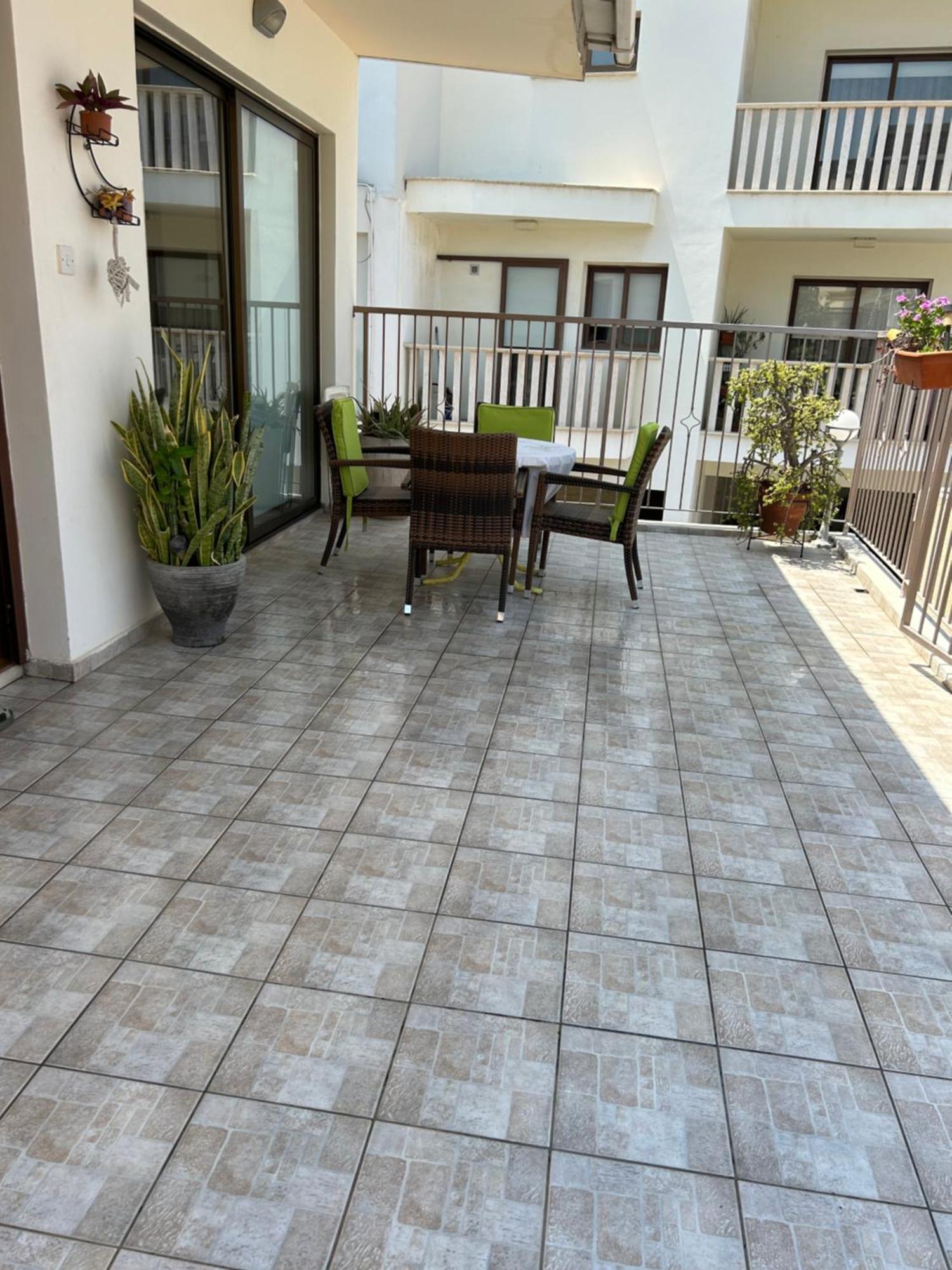 Extremely Comfy With Spacious Private Terrace 10min Walk To The & In Town Lárnaka