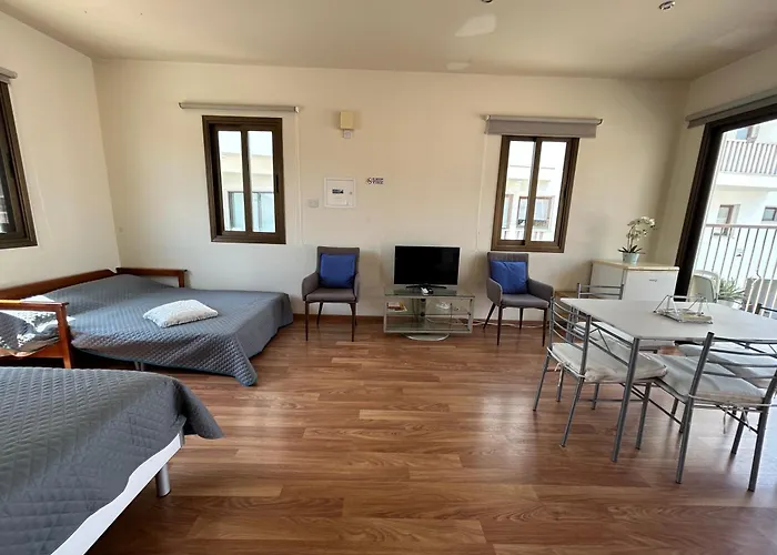 Extremely Comfy Apt With Spacious Private Terrace 10Min Walk To The Beach & In Town