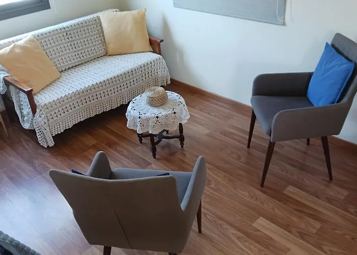 Extremely Comfy Apt With Spacious Private Terrace 10Min Walk To The Beach & In Town