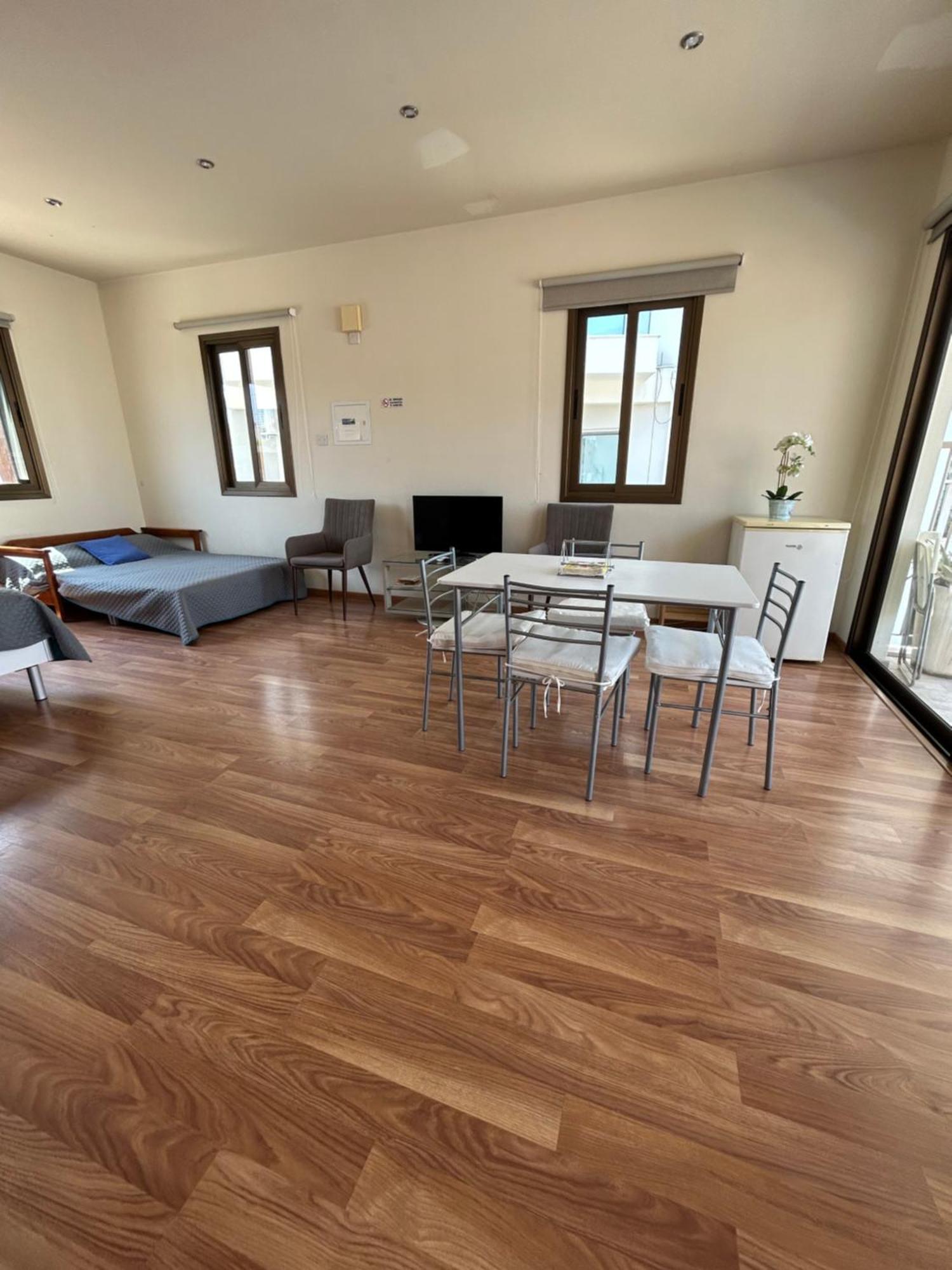 Extremely Comfy With Spacious Private Terrace 10min Walk To The & In Town Hébergement de vacances