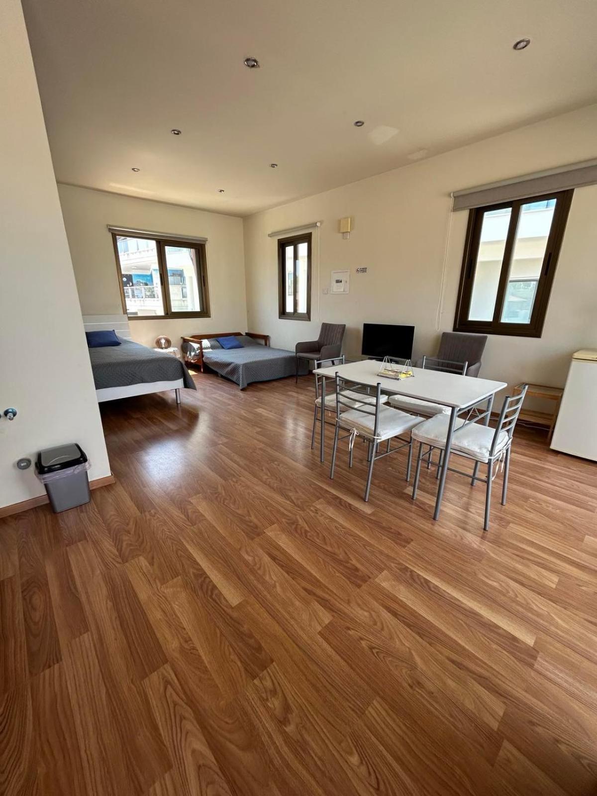 Extremely Comfy With Spacious Private Terrace 10min Walk To The & In Town Hébergement de vacances Larnaca